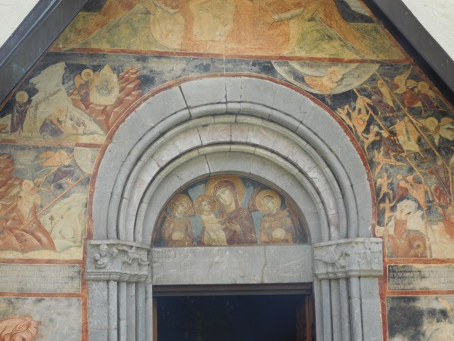 Zdoben vchod do kostela