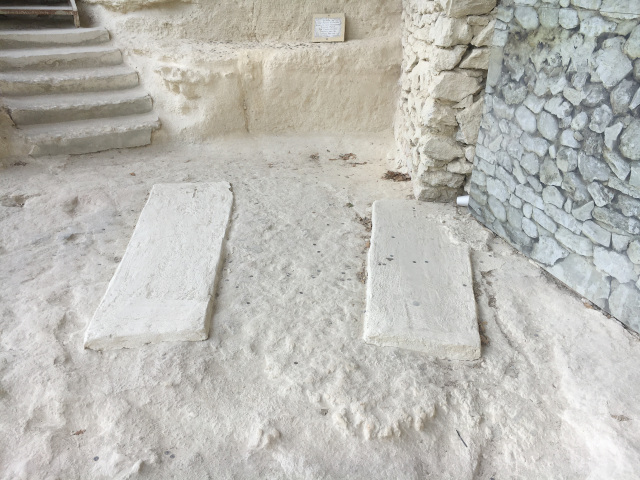 Dva hroby na vstupní plošině