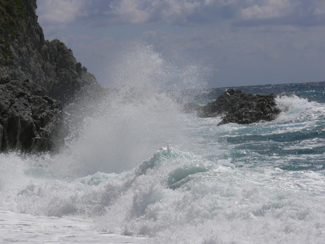 Moře se bouří u Punta 'U Tono