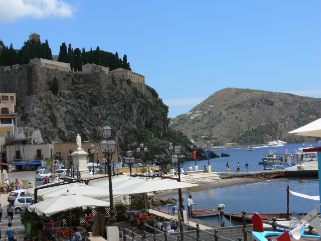 Piazza Ugo di Sant' Onofrio