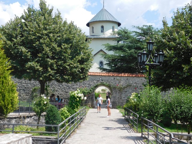 Přední vchod do kláštera