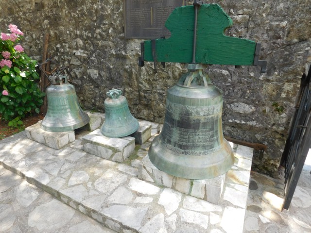 Zvony vystavené u vchodu