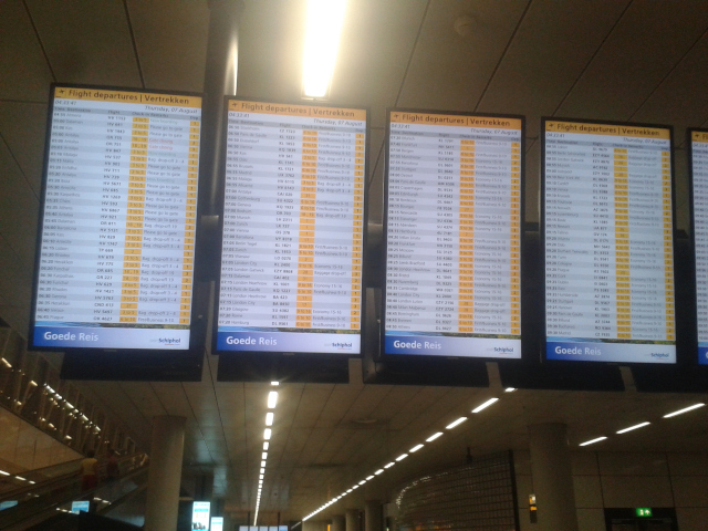Informační tabule na letišti Shiphol