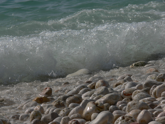 Vlny na kamenné pláži