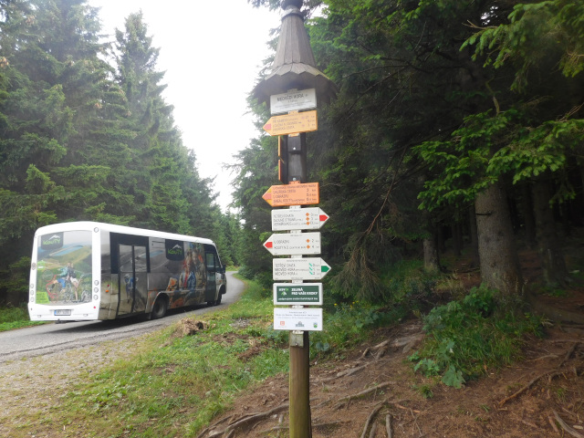 Autobus s exkurz pod Medvd horou
