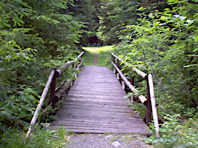 Most pro pěší přes Moravu