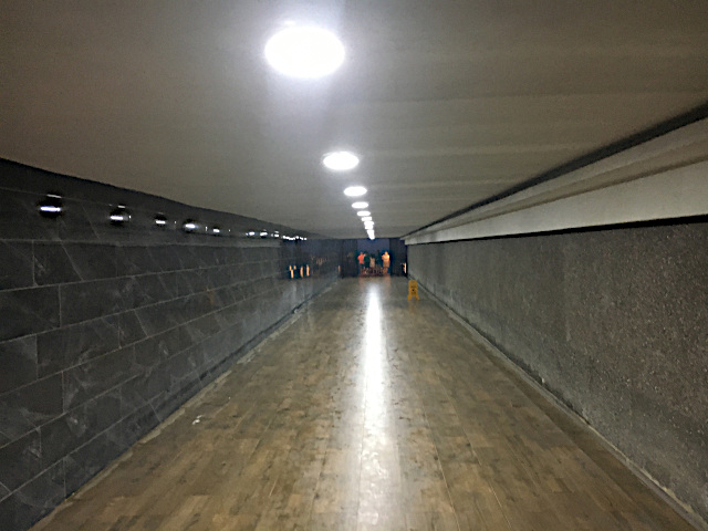Tunel z hotelu k pli