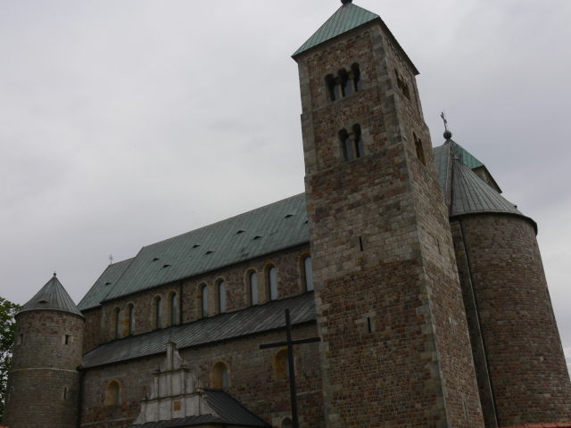 Romnsk kolegitn kostel Tum