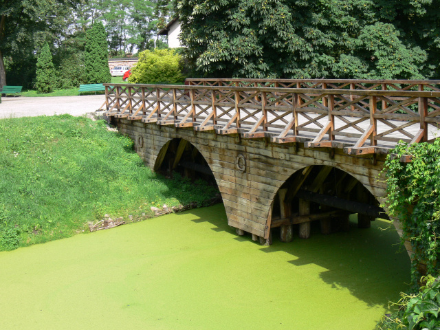 Most přes vodní příkop