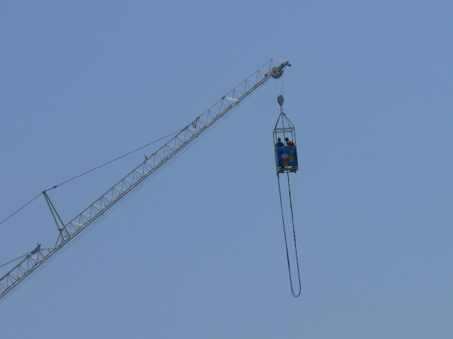 Bungee jumping z jebu