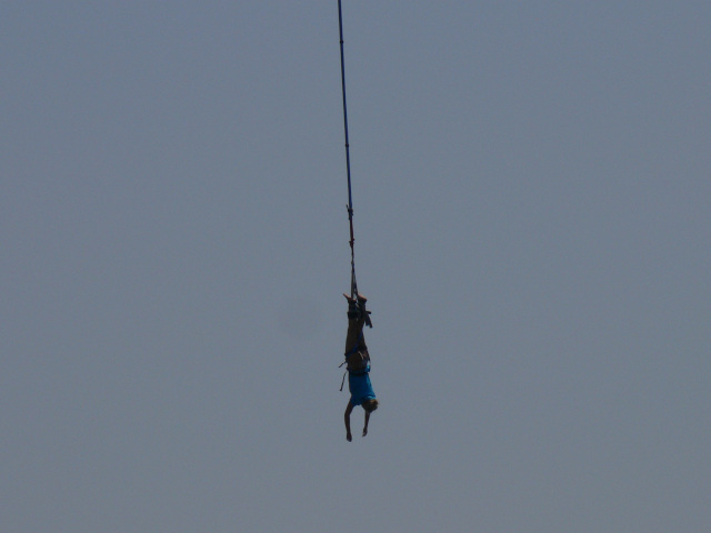 Bungee jumping z jebu