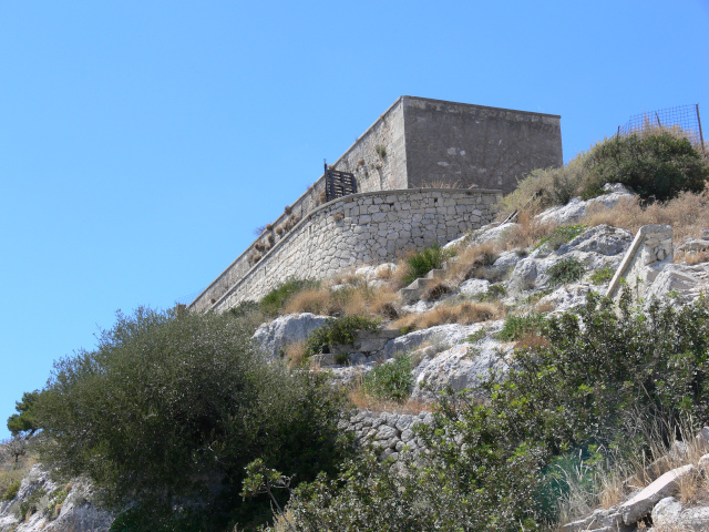 Zbytky budov na Monte Saraceno