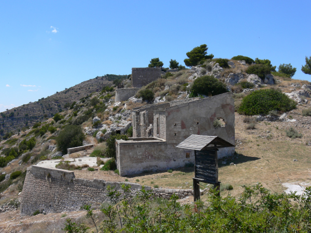 Zbytky budov na Monte Saraceno