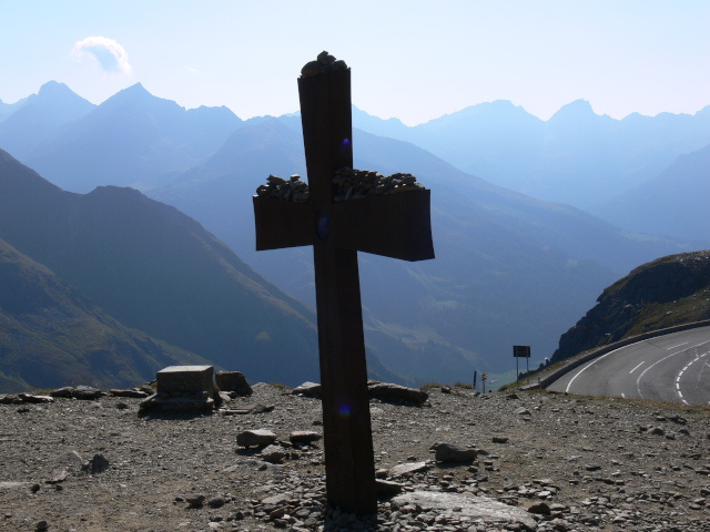 Kříž nad horským sedlem