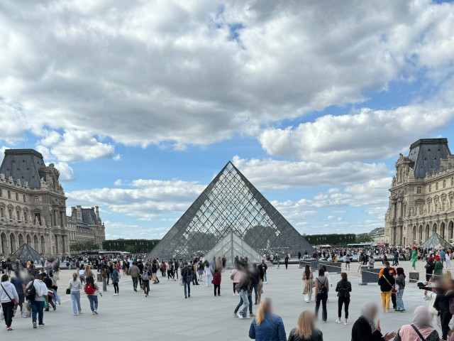 Pyramide du Louvre