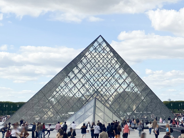 Pyramide du Louvre