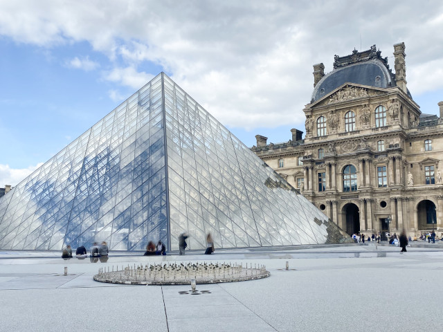 Pyramide du Louvre