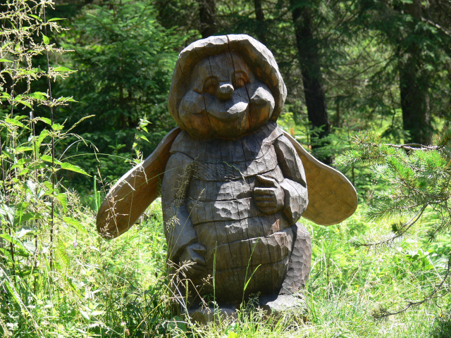 Dřevěná socha včely
