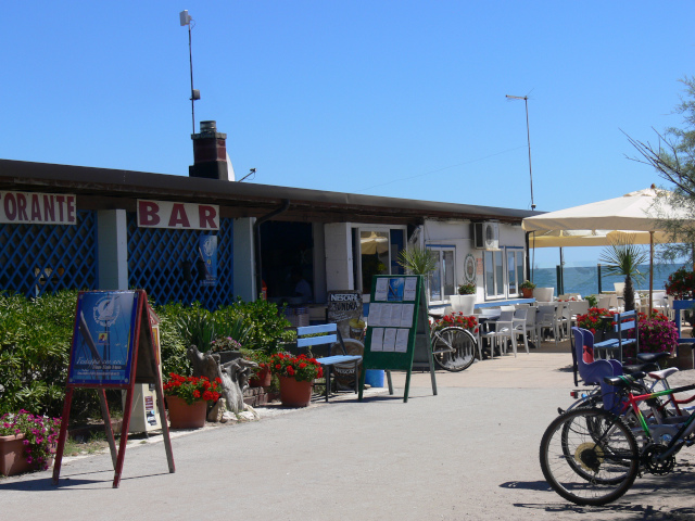 Bar a pizérie na pláži