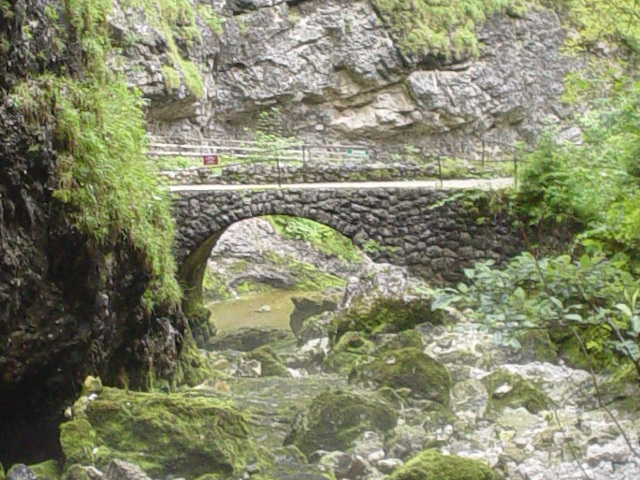 Most před vstupem do jeskyně