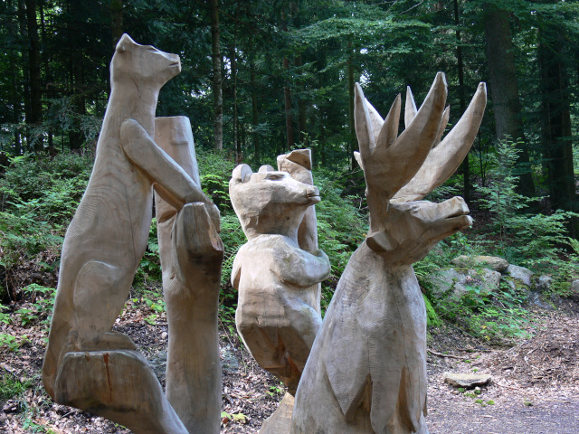 Výstava dřevěných soch zvířat