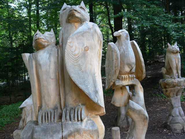 Výstava dřevěných soch zvířat