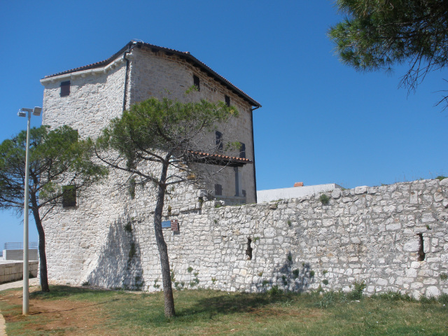 Biskupská věž a městské hradby